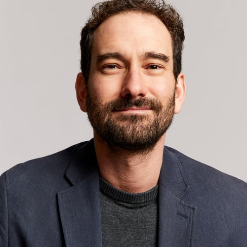 Daniel Dinay headshot